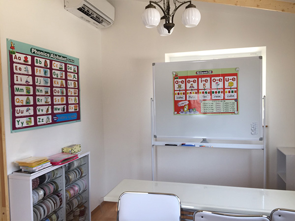 教室は白と木目で統一しています。